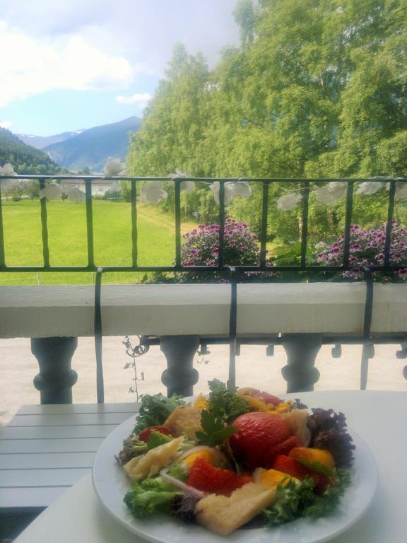 Petrines Gjestgiveri Norddal Esterno foto