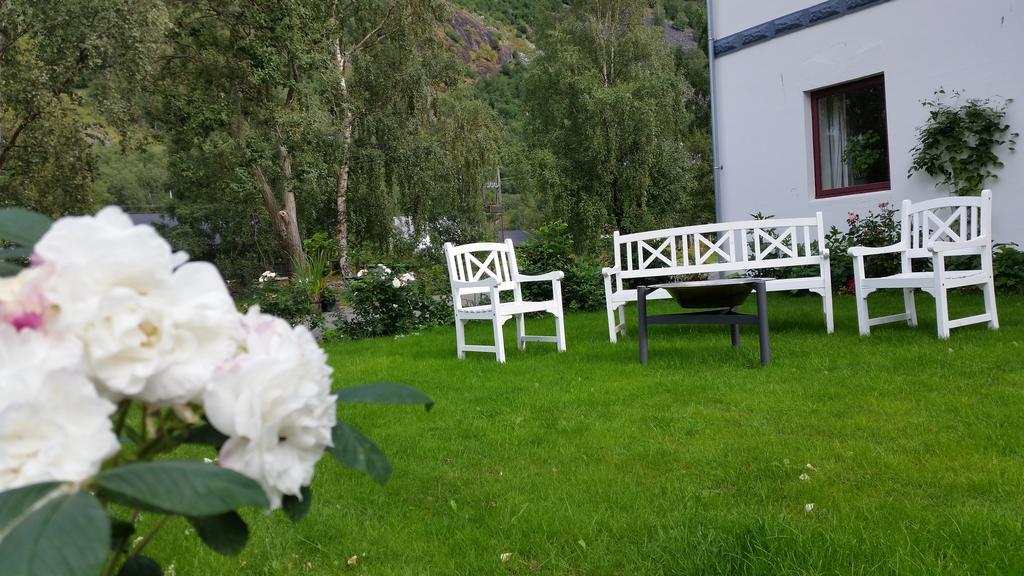 Petrines Gjestgiveri Norddal Esterno foto